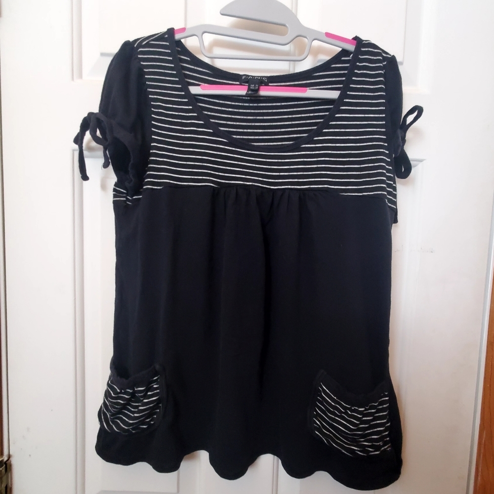 FANG black and white pocket t-shirt with tie sleeves. XL